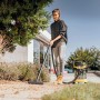 Frau nutzt Kärcher WD 5 S V-25/5/22 Nass-/Trockensauger im Garten.