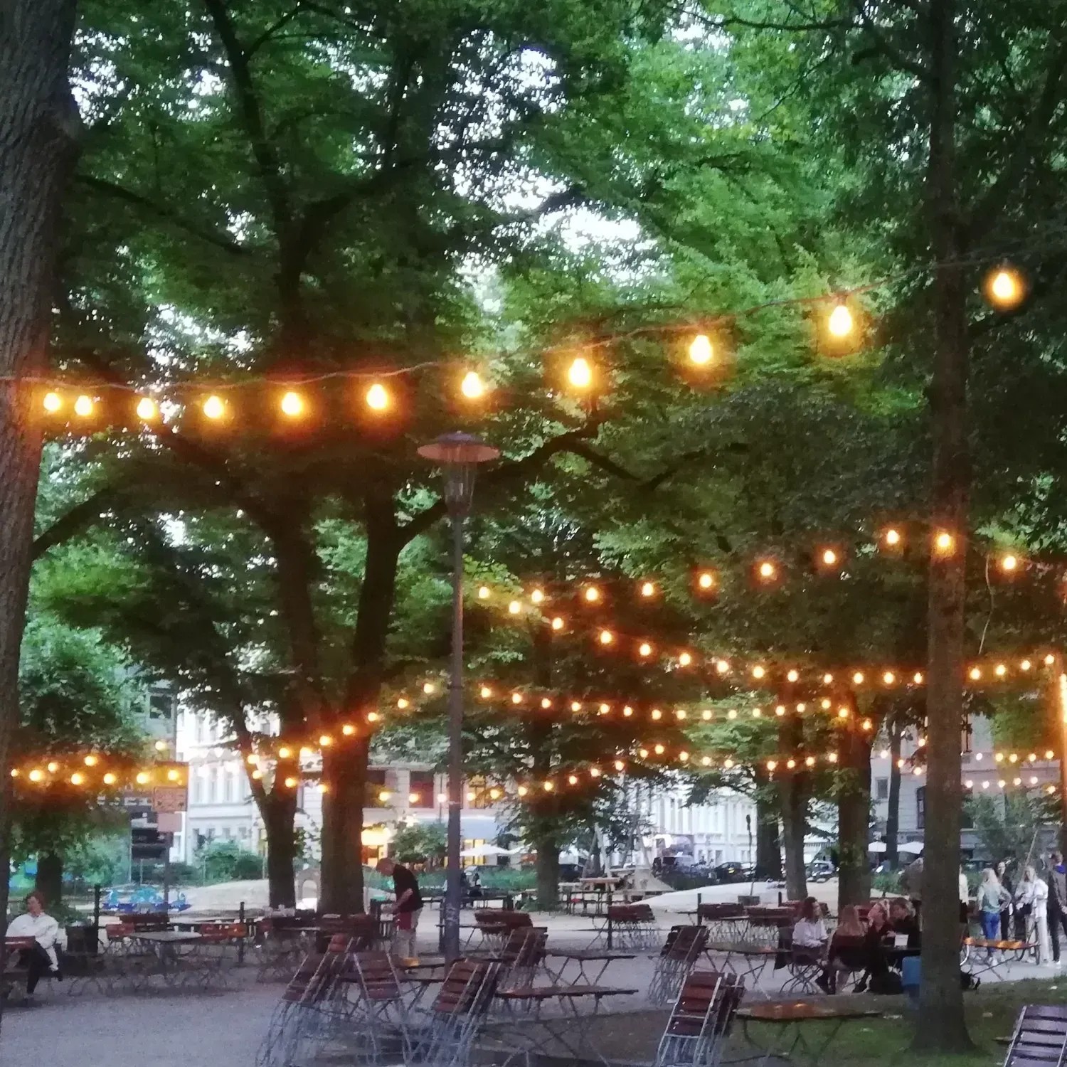 Grüne Satisfire Lichterkette (10m) mit E27 Fassungen im Biergarten. Partybeleuchtung für den Außenbereich.