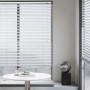 Sekey Aluminium Jalousie, 90x130 cm, silber, am Fenster für Sicht- und Sonnenschutz.