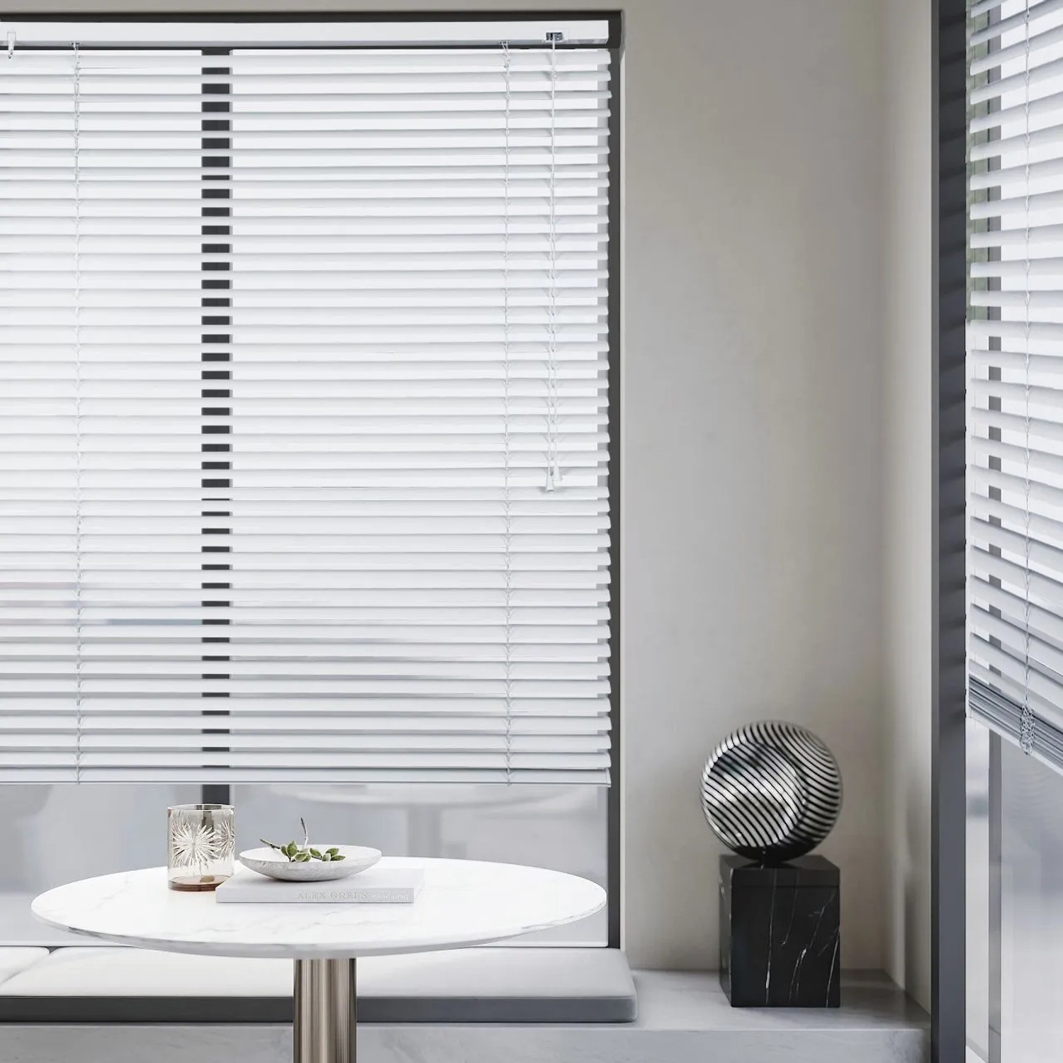 Sekey Aluminium Jalousie, 90x130 cm, silber, am Fenster für Sicht- und Sonnenschutz.