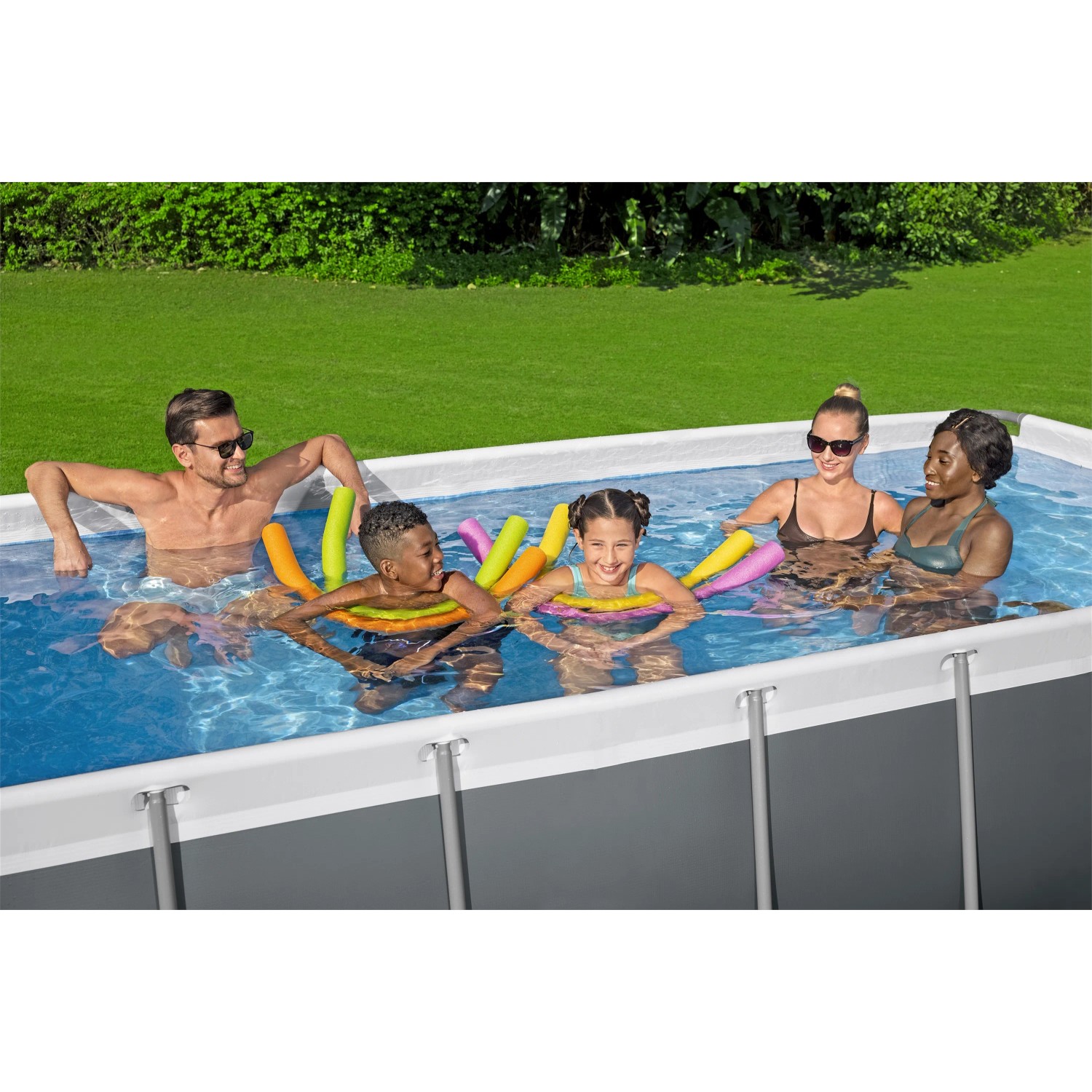 Bestway Stahlrahmenpool mit Familie im Garten. Eckiger Pool mit grauem Rahmen und Poolleiter.