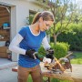 Frau schleift Metallrohr mit Bosch Akku-Winkelschleifer PWS 18V-70. Funken fliegen.