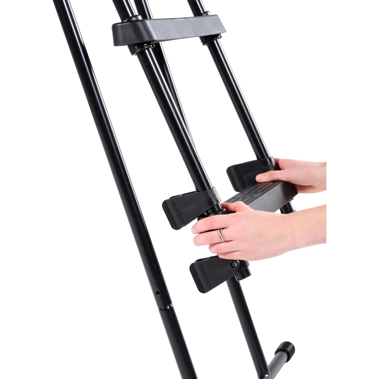 Detailaufnahme: Schwarze EXIT Poolleiter für Rahmenhöhen 108-122 cm, mit Hand die Stufe fixiert.