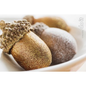 Glitzernde Deko-Eicheln, verziert mit Marabu do it Colorspray Glitter-Silber, für Bastelprojekte.