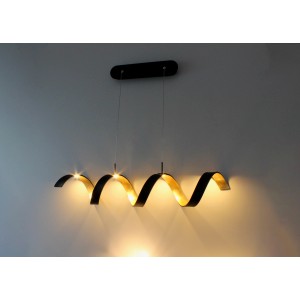 Moderne LED-Pendelleuchte Helix in Schwarz-Gold, spiralförmiges Design für Wohnräume.