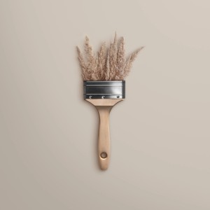 Pinsel mit Gräsern, Schöner Wohnen Wandfarbe Cosy Beige, matte, als Deko-Idee.