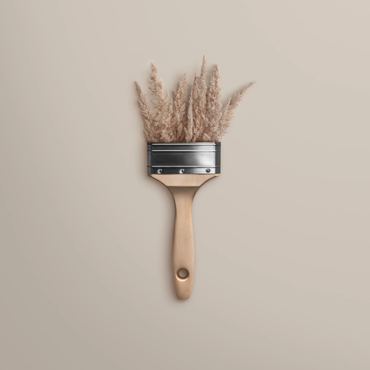 Pinsel mit Gräsern, Schöner Wohnen Wandfarbe Cosy Beige, matte, als Deko-Idee.