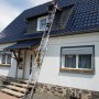 Krause Fabilo Schiebeleiter 2x12 Sprossen im Einsatz an Hauswand.