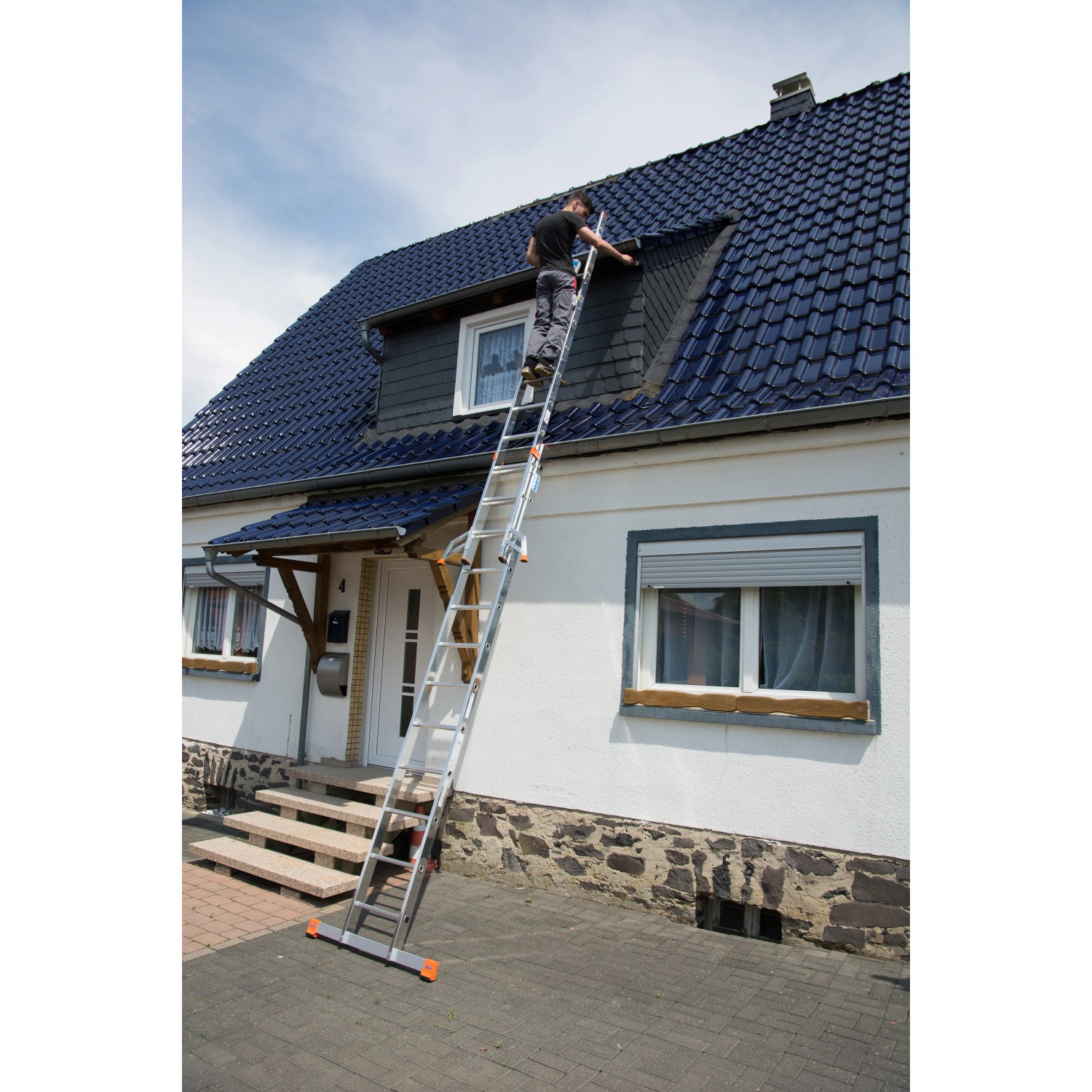 Krause Fabilo Schiebeleiter 2x12 Sprossen im Einsatz an Hauswand.