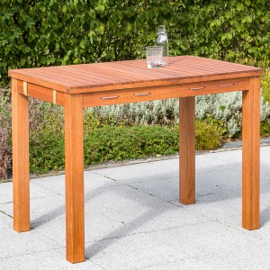 Rechteckiger, brauner Merxx Gartentisch (100x60 cm) aus Holz mit Getränken im Garten.