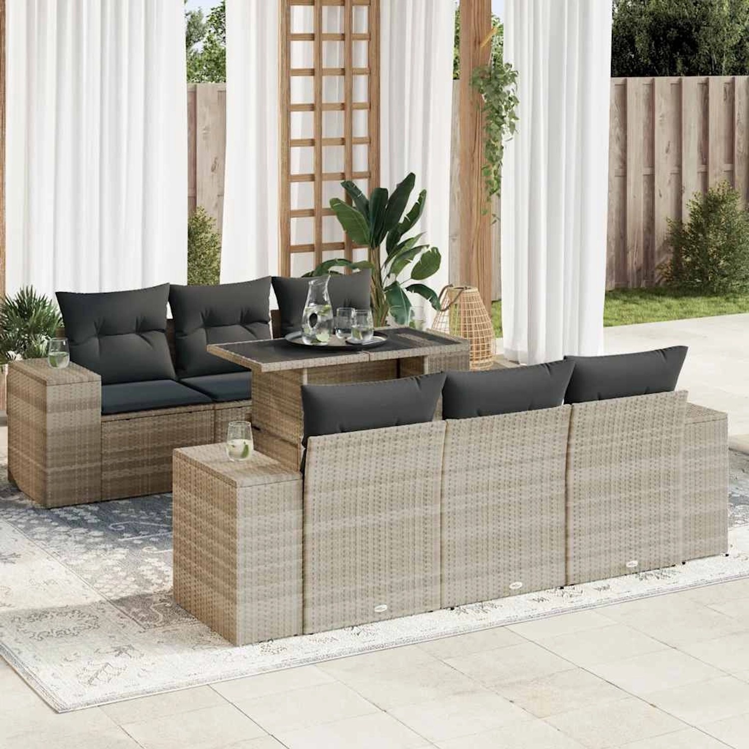 7-tlg. Garten-Sofagarnitur hellgrau Poly Rattan mit Tisch und grauen Kissen.