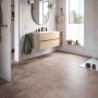 Badezimmer mit Egger Hybridboden Aquadura+ EDF304 Titanit Sandbeige im Kingsize Format.