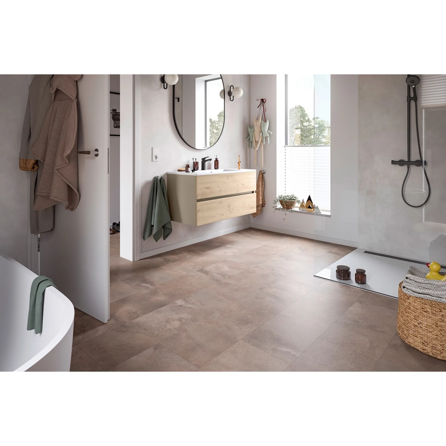 Badezimmer mit Egger Hybridboden Aquadura+ EDF304 Titanit Sandbeige im Kingsize Format.