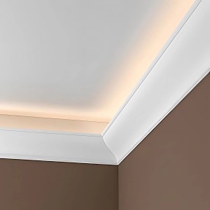 Weiße PROFHOME Eckleiste für indirekte Beleuchtung an Decke und Wand.