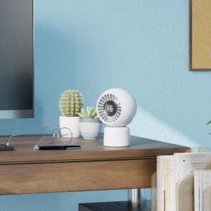 Weißer Tischventilator mit LED-Anzeige und USB-Anschluss auf einem Schreibtisch.