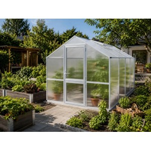 Rechteckiges KGT Gewächshaus Alu blank im Garten. Transparente Doppelstegplatten, Satteldach mit Dachfenstern, Tür. Für Pflanzenzucht.