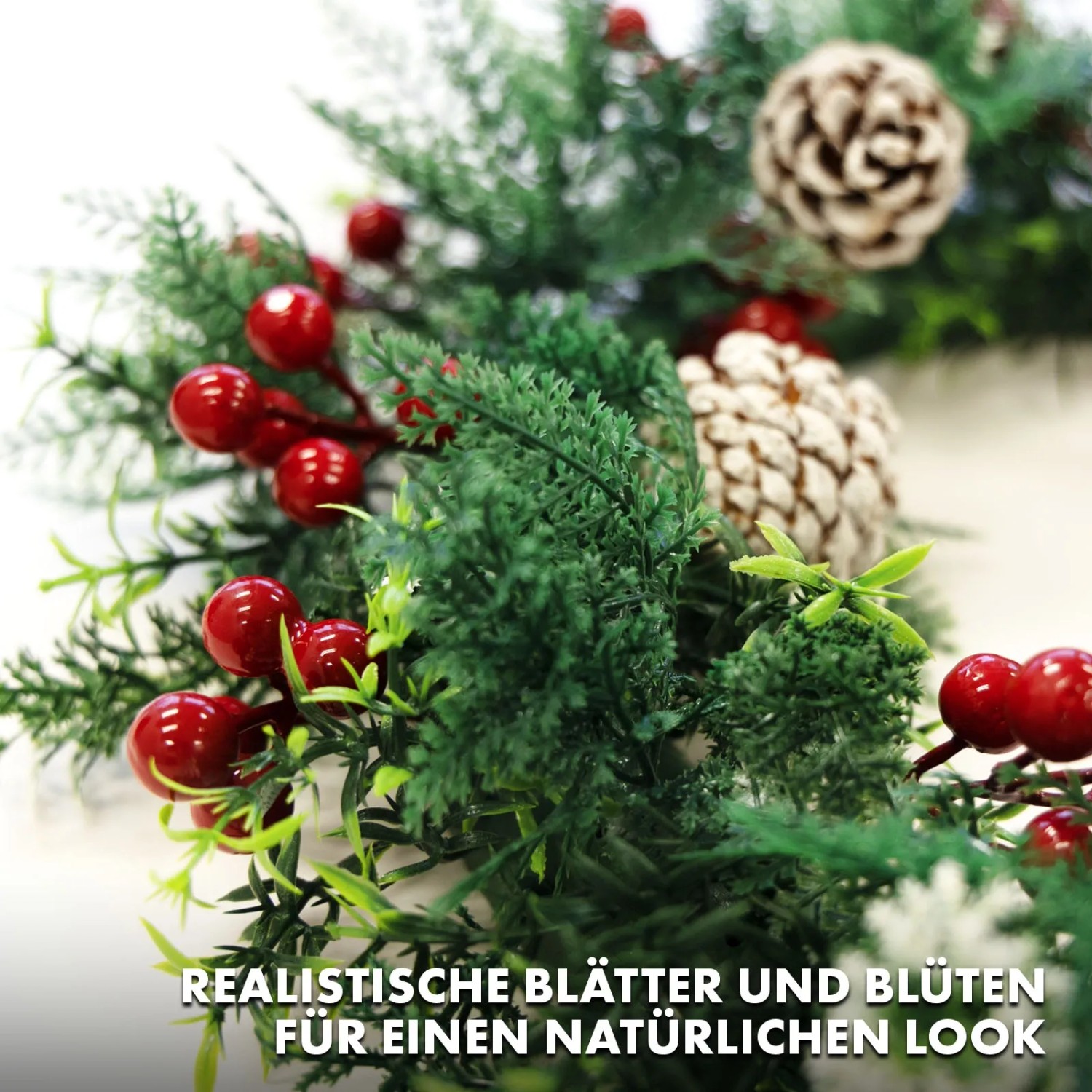 Detailansicht: KARAT Weihnachtskranz mit Tannenzapfen und roten Beeren, Deko für Weihnachten.