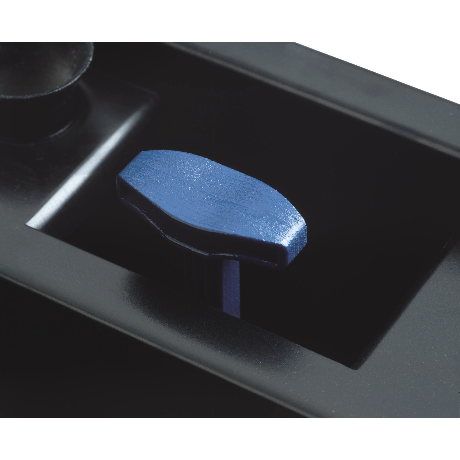 Detailaufnahme: Blauer Reinigungshebel des Oase BioSmart 18000 Durchlauffilters für Teiche.