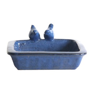 Blaue Vogeltränke aus Keramik, 30x30 cm, mit zwei Vogel-Figuren am Rand.