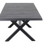 Rechteckiger, ausziehbarer Gartentisch Sincro Wood Grey von Siena Garden mit schwarzem X-förmigen Tischgestell.