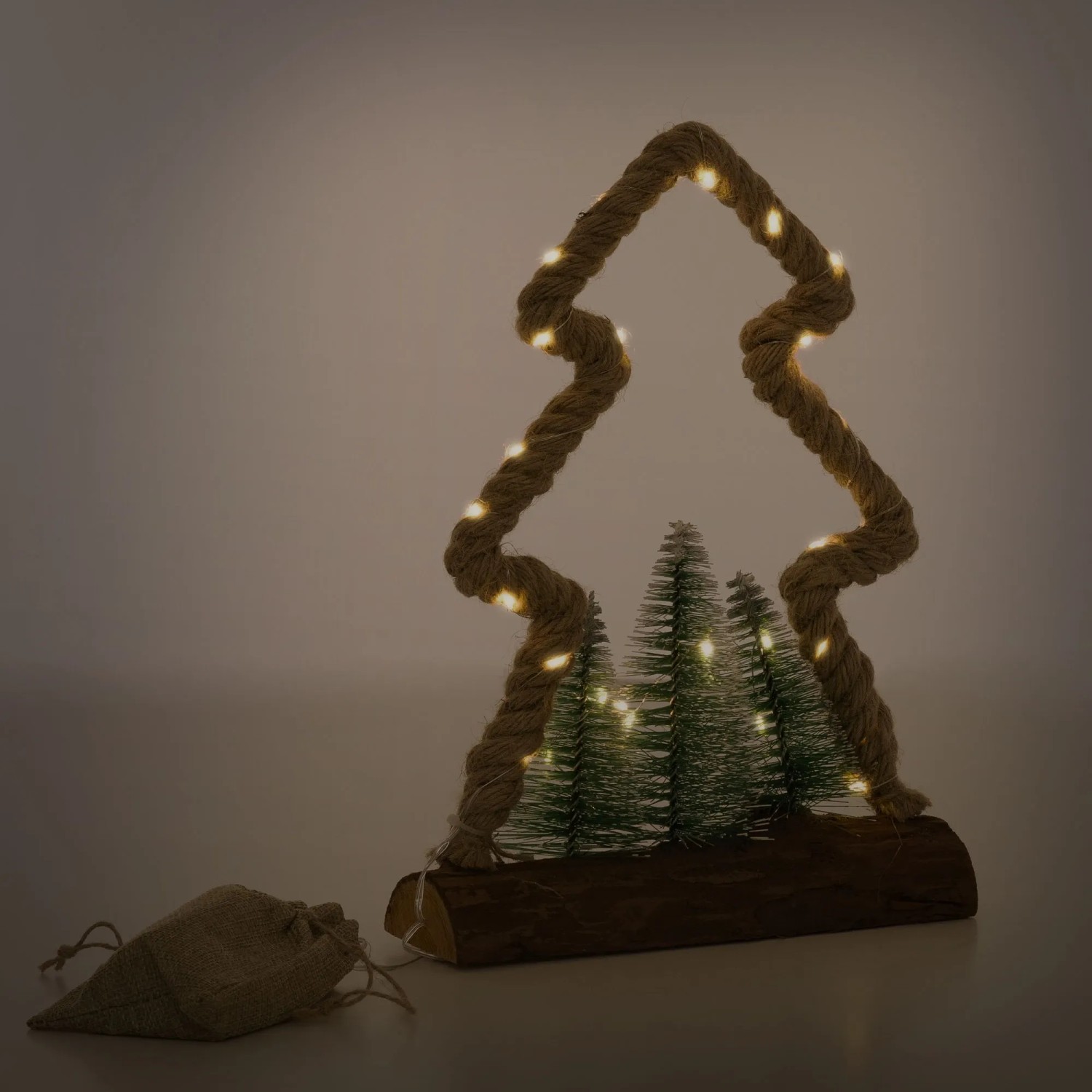 LED Jute Baum mit Timer, 30 cm hoch. Weihnachtsdekoration mit warmweißen Lichtern und Jutesack.