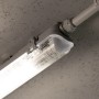 Graue LED-Feuchtraumleuchte (17,5 W) mit Rohr an Decke montiert.