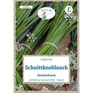 Grüne Fee Schnittknoblauch Saatgut Packung mit frischem Gewürzlauch und weißen Blüten.