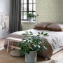 ESTAhome Vliestapete mit grünem Blumenmuster im Schlafzimmer. Dekorative Tapete für stilvollen Vintage-Look.