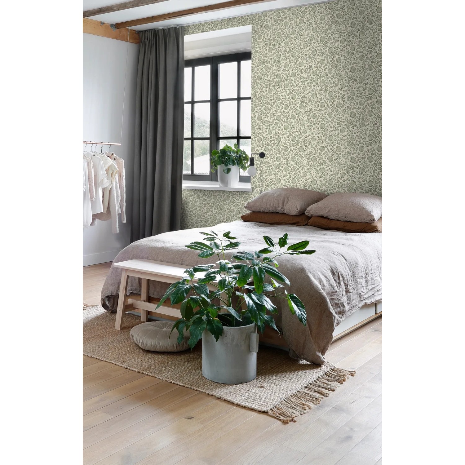 ESTAhome Vliestapete mit grünem Blumenmuster im Schlafzimmer. Dekorative Tapete für stilvollen Vintage-Look.
