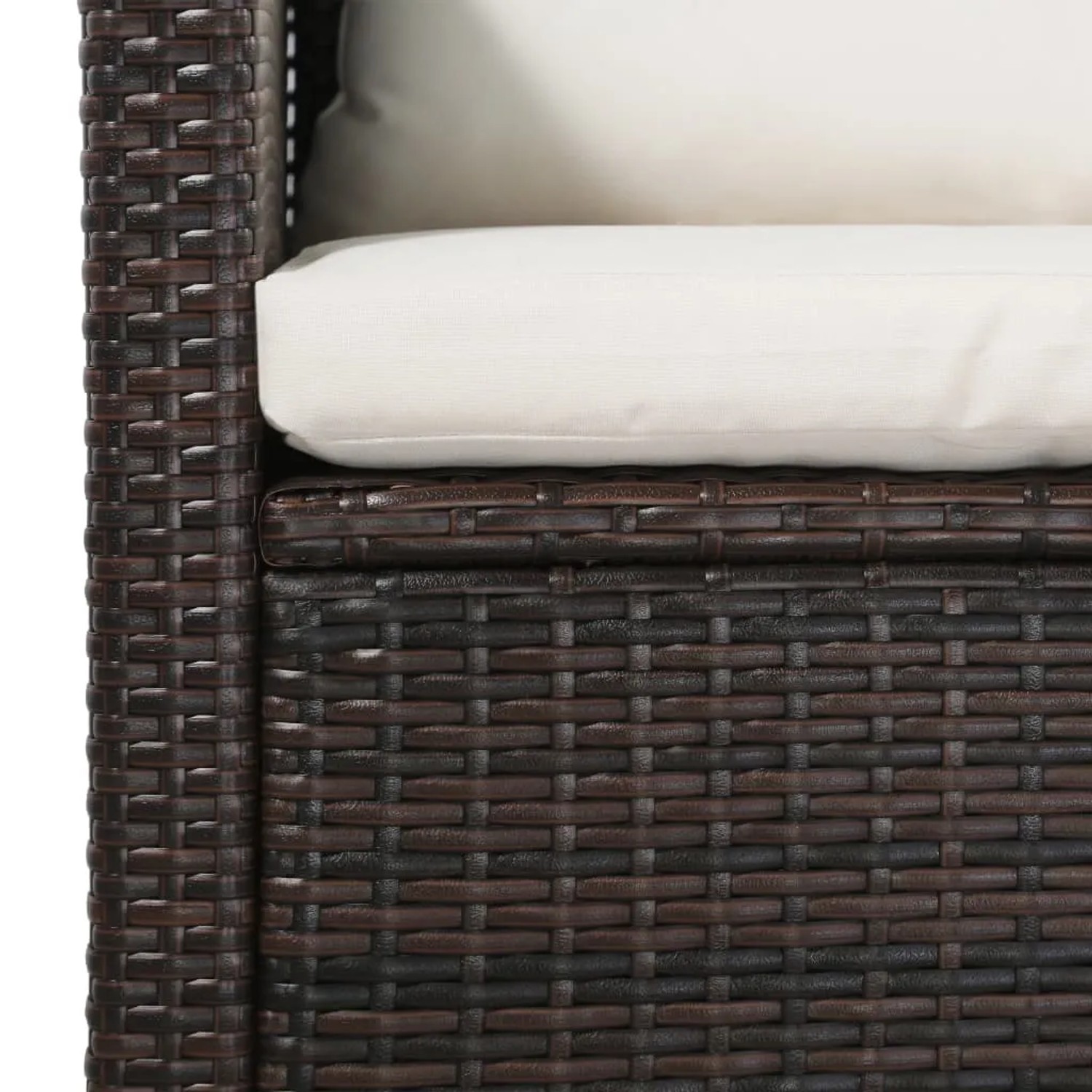 Detailaufnahme: Braunes Poly Rattan Gartenmöbel-Set mit cremefarbenen Auflagen.