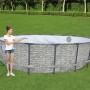 Bestway Stahlrahmenpool Set Power Steel Swim Vista, Ø 488 cm, grau, mit Frau und Gartenschlauch.