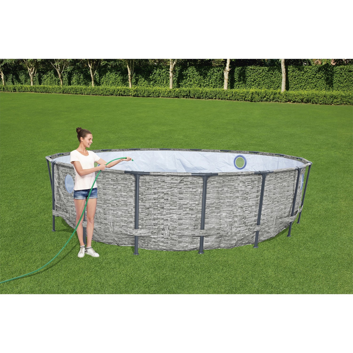 Bestway Stahlrahmenpool Set Power Steel Swim Vista, Ø 488 cm, grau, mit Frau und Gartenschlauch.