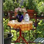 Weißer Relaxdays Grabengel aus Polyresin, kniend mit betenden Händen, als Dekofigur auf einem Balkontisch.