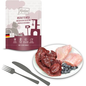 MjAMjAM Katzen-Nassfutter Wild & Kaninchen mit Heidelbeeren, servierfertig auf einem Teller.