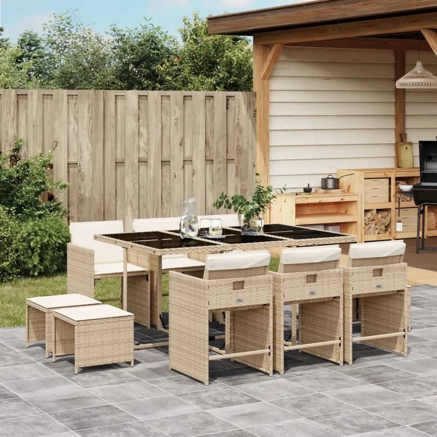 Beige 11-tlg. Garten-Essgruppe aus Rattan mit Tisch, Stühlen, Hockern und Kissen.