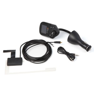 Technaxx FMT1500BT FM DAB+ Transmitter mit Antenne, AUX-Kabel und USB-Ladestecker für die Innenausstattung.
