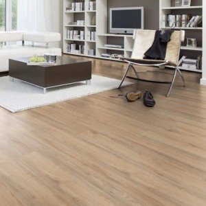 Heller Wohnraum mit Project Floors Klebe-Vinylboden Home/30 in Eichenholzoptik.