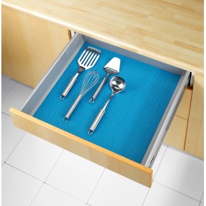 Blaue Wenko Anti-Rutsch-Matte im Schubfach mit Küchenhelfern. Zuschneidbare Küchenmatte.