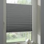 Graues Schöner Wohnen Thermo-Plissee Ella, 40x130 cm, am Fenster mit Deko.