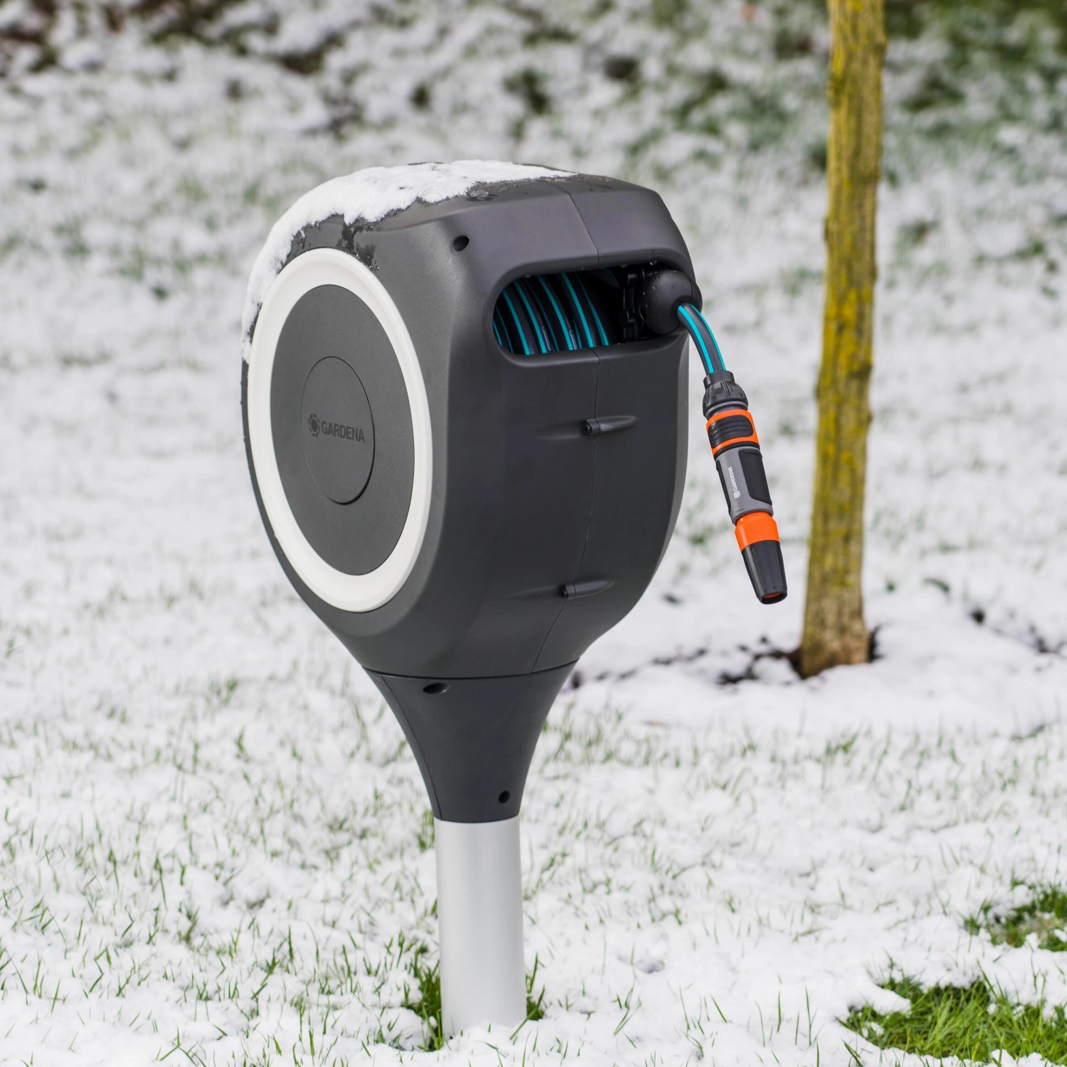 Gardena RollUp M Gartenschlauchbox mit 20 m Schlauch im winterlichen Garten.