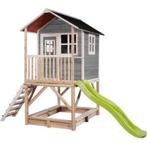 Graues EXIT Loft 500 Holzspielhaus mit Rutsche, Sandkasten und Leiter.