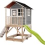 Graues EXIT Loft 500 Holzspielhaus mit Rutsche, Sandkasten und Leiter.
