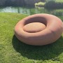 Aufblasbares Best Daybed Rondo in Terracotta auf Rasen. Runde Luftmatratze für Garten und Terrasse.