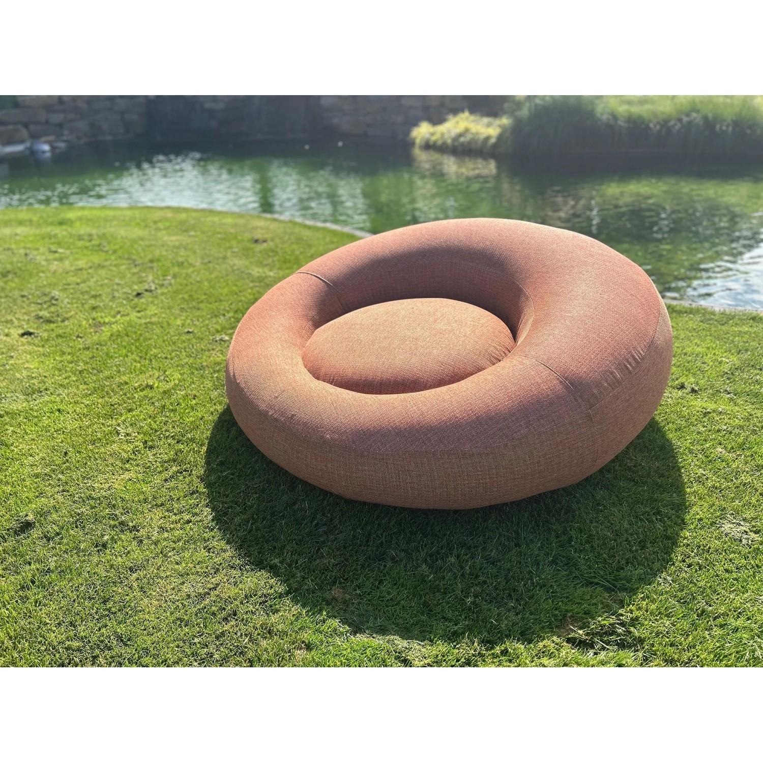 Aufblasbares Best Daybed Rondo in Terracotta auf Rasen. Runde Luftmatratze für Garten und Terrasse.