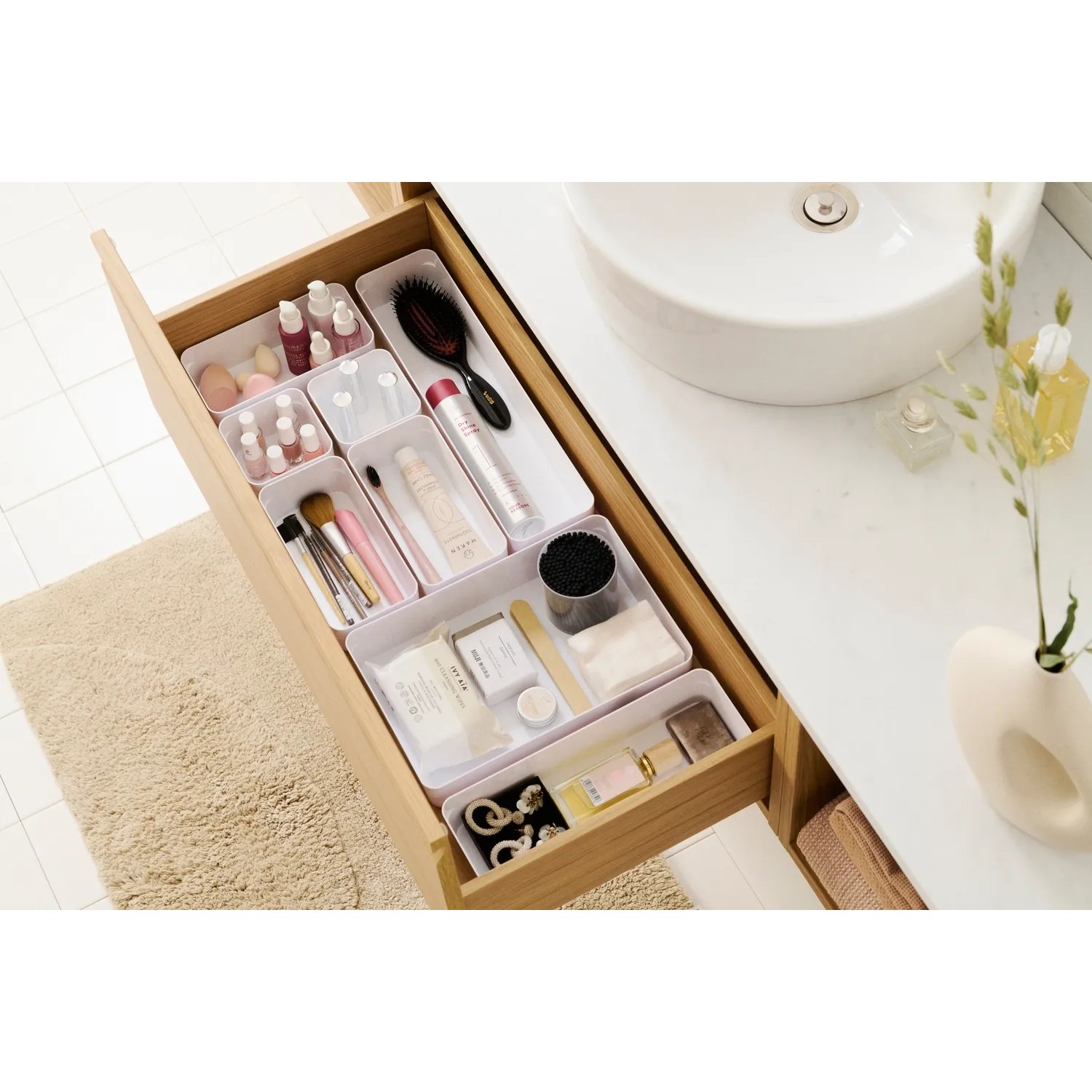 Weißer SmartStore Compact Sort 30x20 Organizer im Badezimmer Schubladensystem.