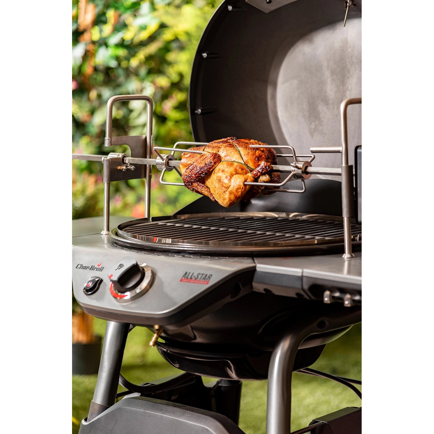 Char-Broil All-Star Grillspieß mit Brathähnchen auf All-Star Grill. Grillzubehör für knusprige Ergebnisse.