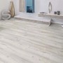 Verlegter Kaindl Laminatboden Masterfloor Aqualine Eiche Historic Arctic, helle Holzoptik.