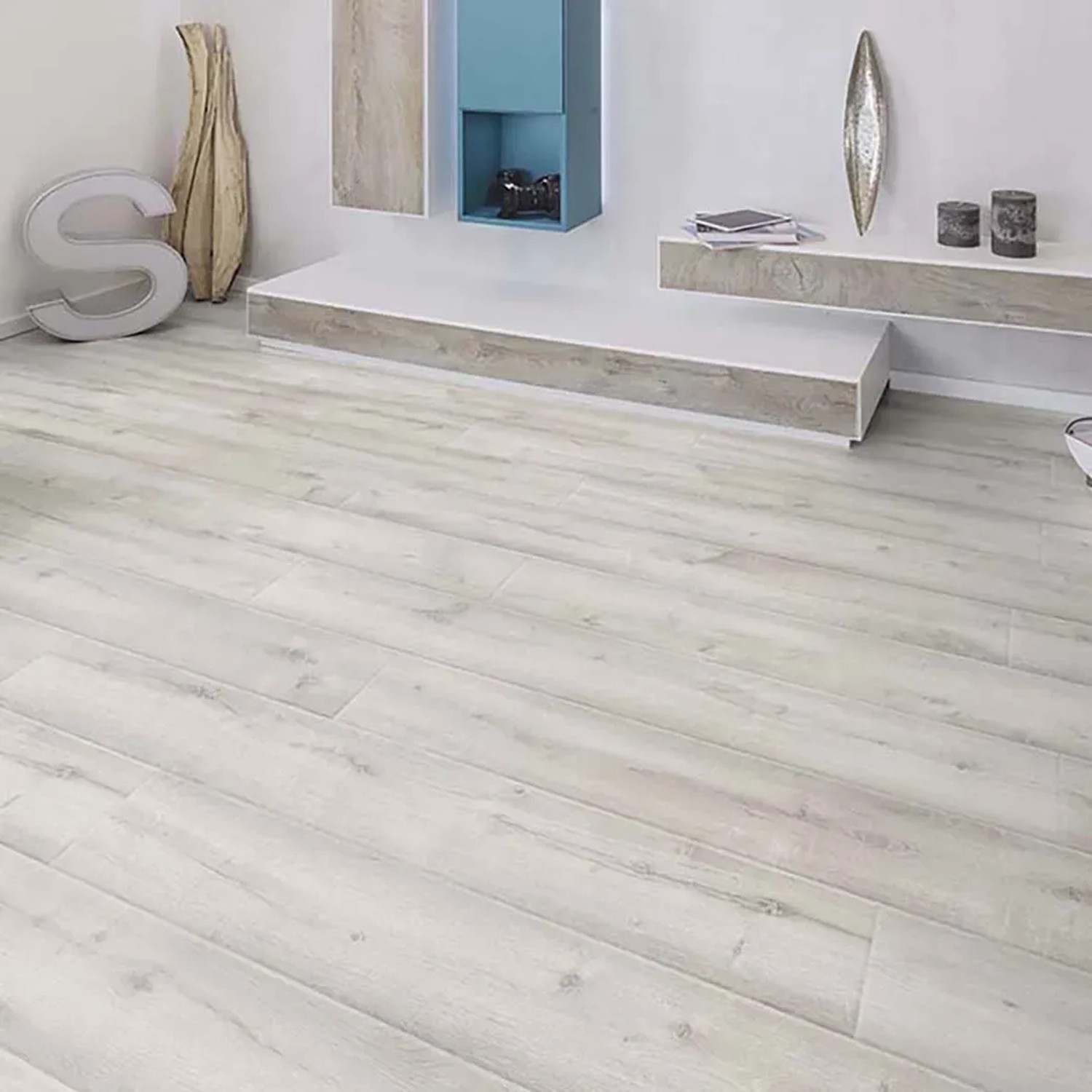 Verlegter Kaindl Laminatboden Masterfloor Aqualine Eiche Historic Arctic, helle Holzoptik.