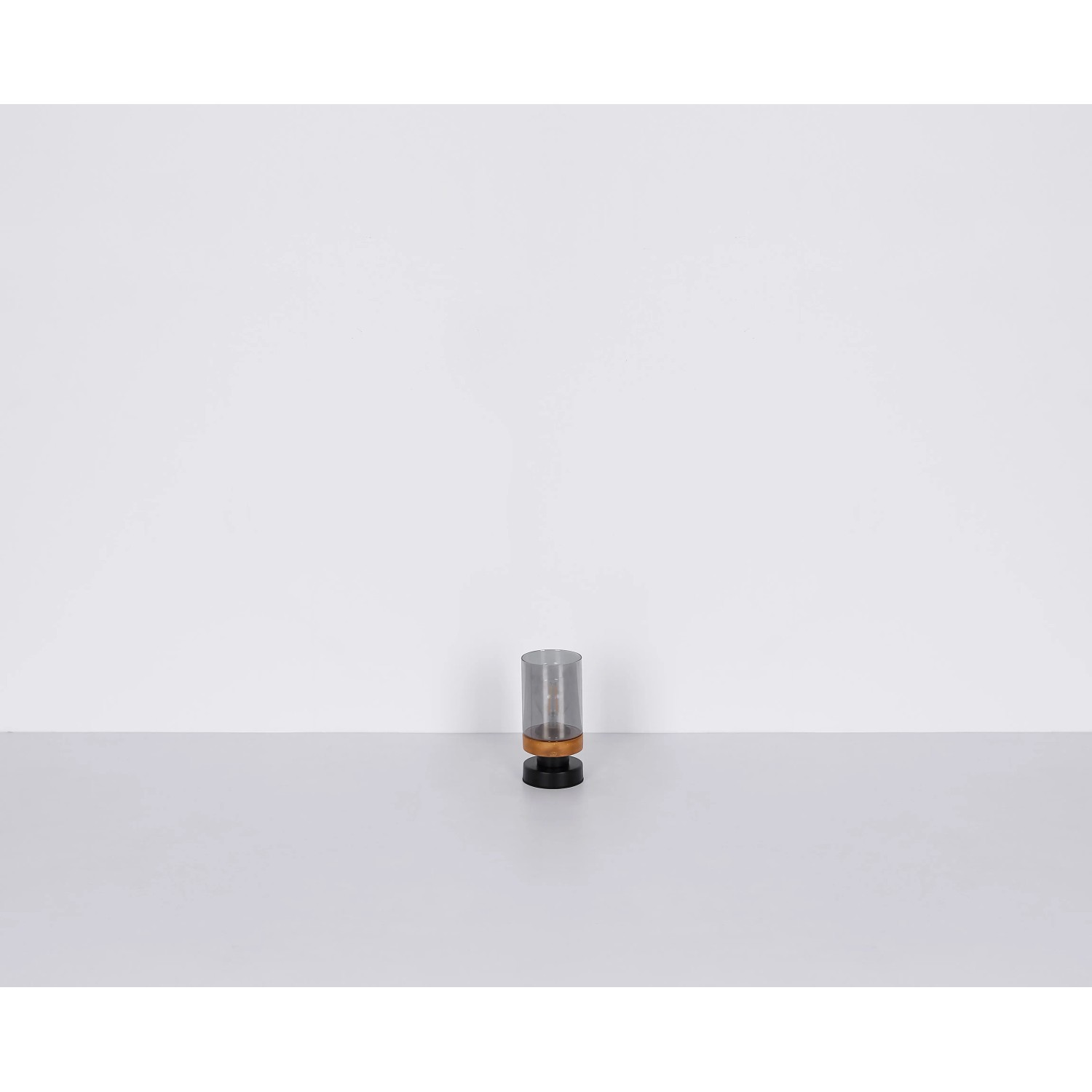 Globo Design-Tischlampe Finca, schwarz-matt mit Rauchglas, 20,5 cm hoch.