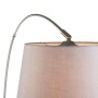 Detailaufnahme der QAZQA Bogenlampe Arc Basic mit grauem Stoffschirm und Stahlfuß.